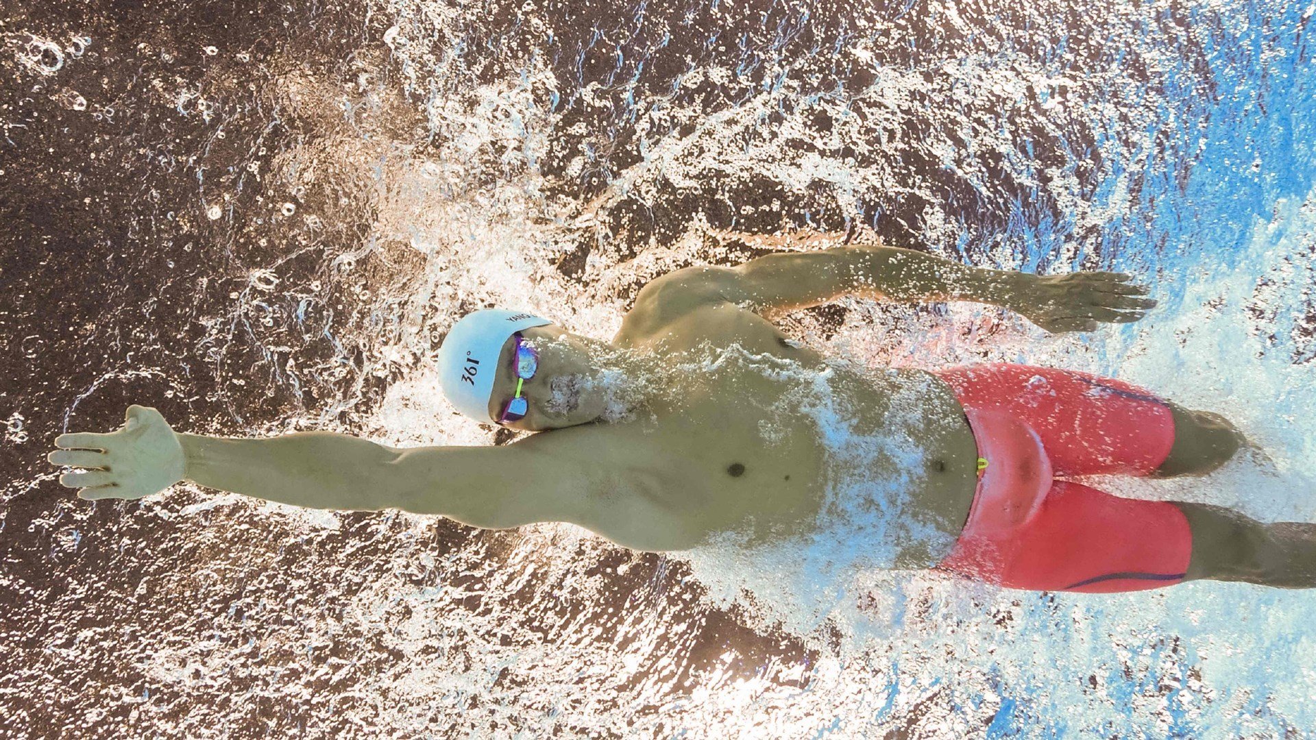 九游网页版官网-王楚钦指导青少年展现亲和一面，王 楚钦